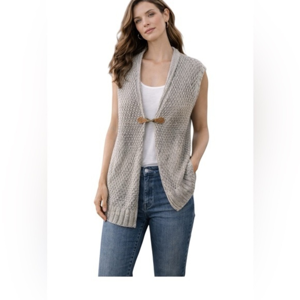 Simply Noelle Knit Equestrian Vest
Marled Tan &Gray | Leather Toggle M